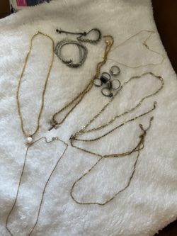 NECKLACES, BRACELETS AND RINGS. 