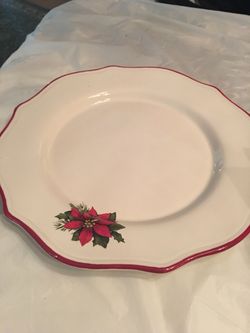 Better home, 12 piece dinnerware set , Christmas kitchen plates