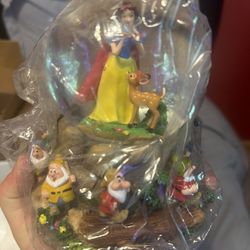 Snow White Snowglobe 