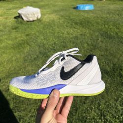 Nike Kyrie Flytrap Size 2Y/ 3.5W