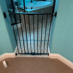 Regalo Baby Gate/Dog Gate