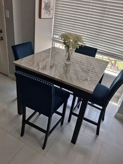 Dinnig table set. 4 chairs.   I CAN DELIVERY FOR EXTRA FEE