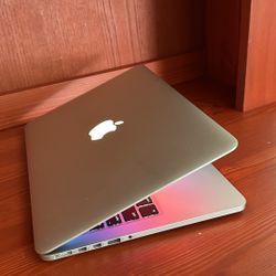 Apple MacBook Pro 13” Retina I5/8GB/256GB SSD $220
