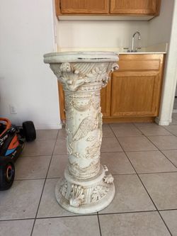 ornamental pedestal/plant stand