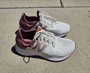 Women New Balance Fresh Foam Roav Size 8