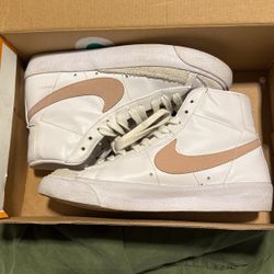 Nike Women's Blazer Mid 77 Shoes