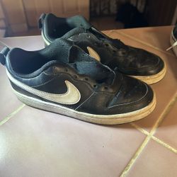 Women Nikes Size 4 1/2!