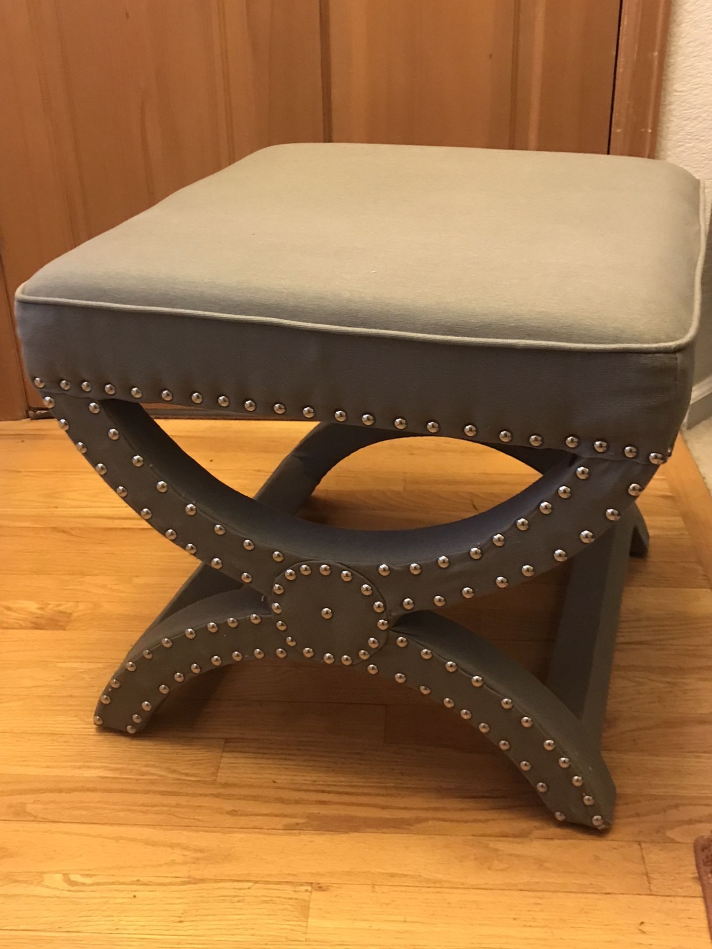 SAFAVIEH GRAY NAIL HEAD STOOL