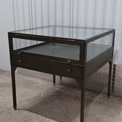 CLASSY DISPLAY END TABLE very Good Condition 