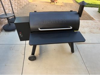 Traeger pellet smoker 884 square inch cooking space