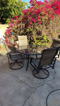 Hampton bay  patio set in good shape with covers