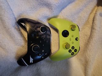 2 Xbox Series X|S Controllers