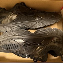 NIKE RNR SIZE 2Y LITTLE KIDS NEGOTIABLE 80$