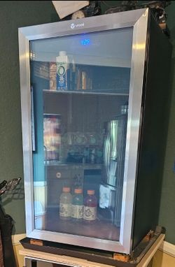Small beverage refrigerator
