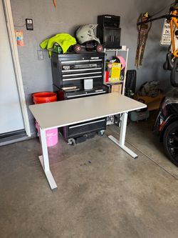 Electric adjustable computer desk