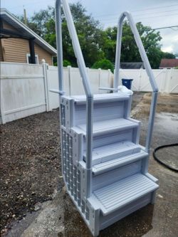 Above ground pool stairs
