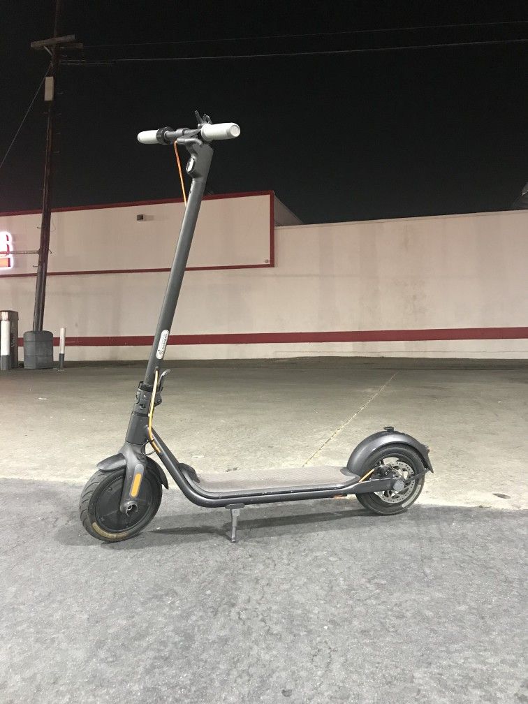 Bargain Deal!! Great Deal!! Like New Segway Ninebot F30 Electric Scooter Exclusive Transportation Gas Saver Retails: $399+tax