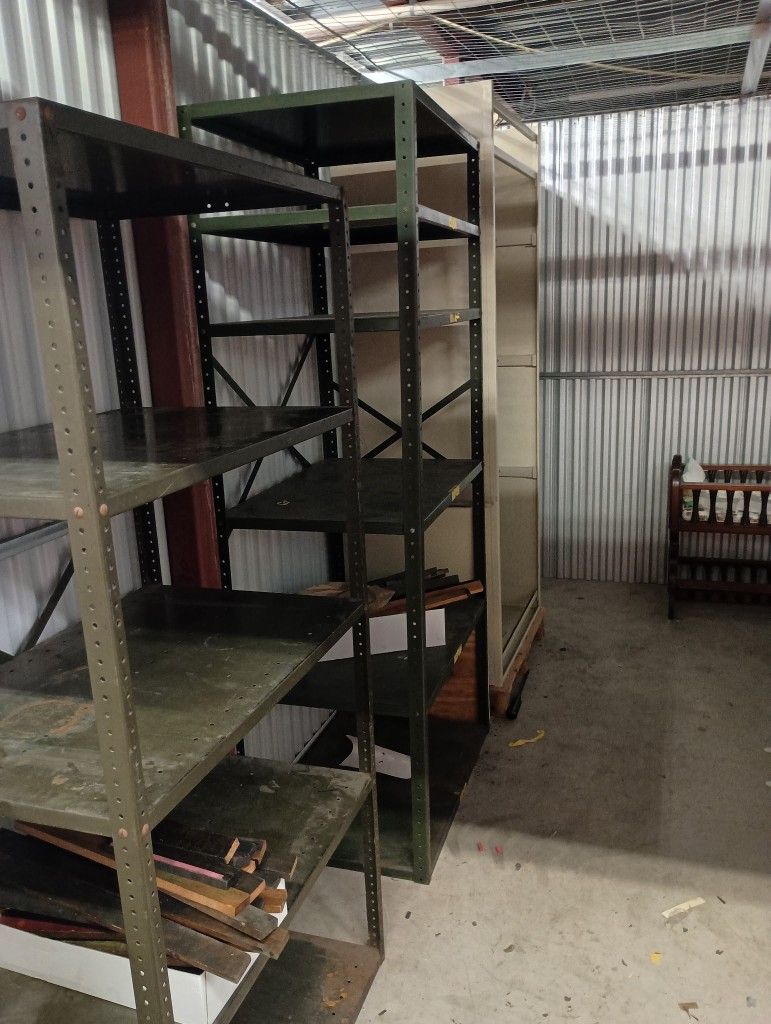 Heavy duty shelfs Is metal