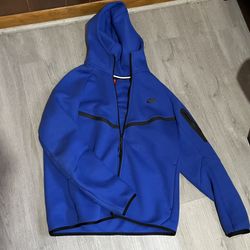 Selling this blue nike tech, Men’s Large.