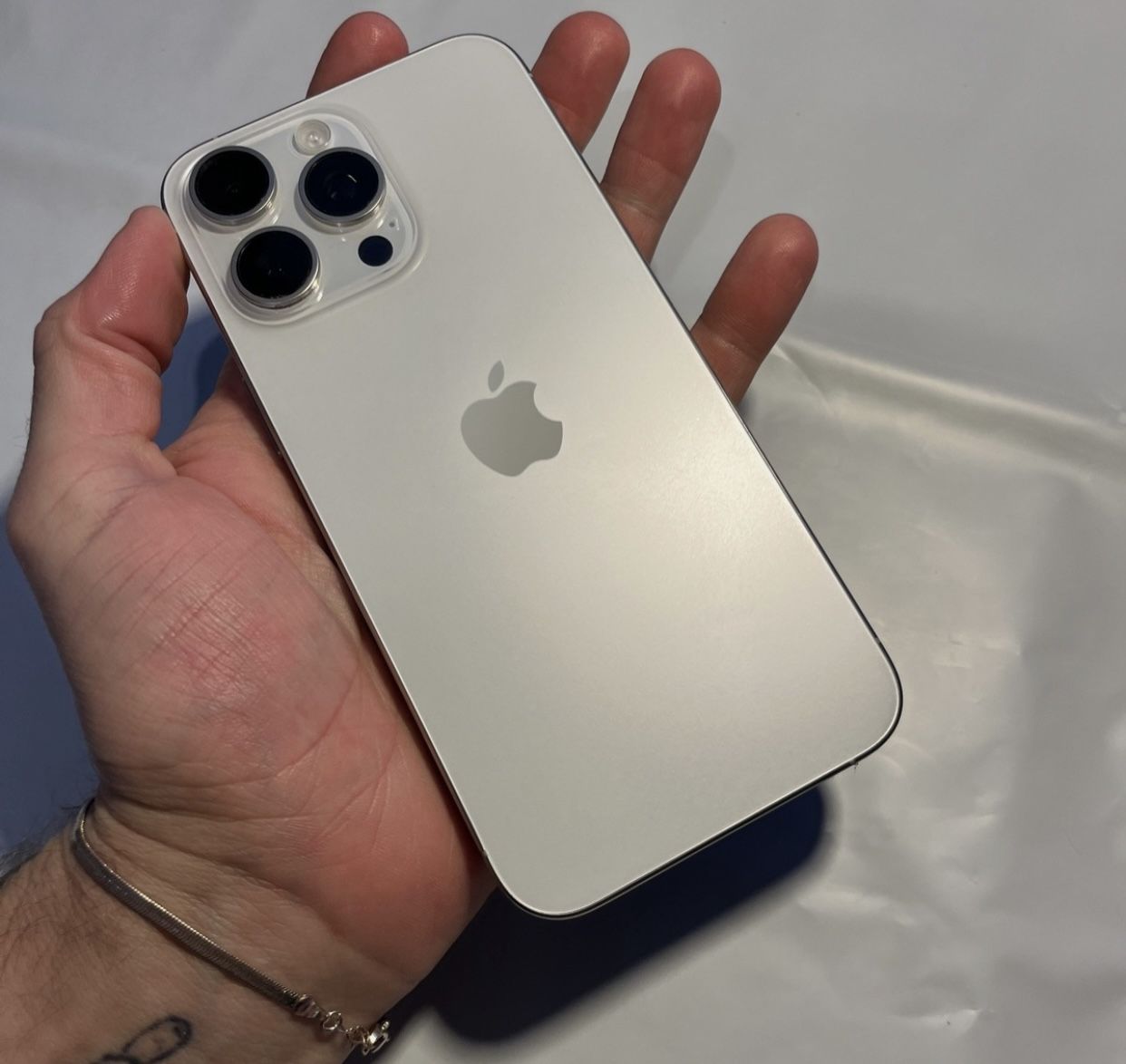 Never Locked Apple iPhone 15 Pro Max Unlocked 256GB Capacity..