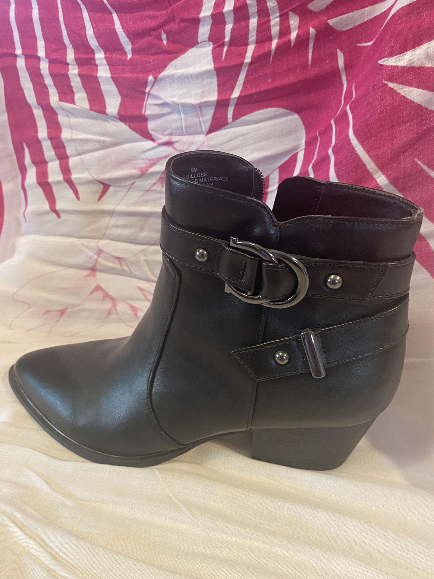 GUESS GBC GGILUSE Ankle Booties Size 9 ***NEW***
