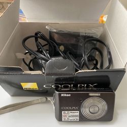 Nikon Coolpix S520 Digital Camera