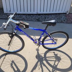 SPECIALIZED Hardrock Comp All Aluminum 17inch " FRAME 24-SPEED TUNED UP AND READY TO RIDE LIGHTWEIGHT SHIMANO  A   EQUIPPED  26-IN TIRES 