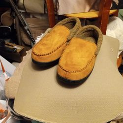 Men's Slippers Size 9