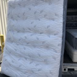 Queen Size Bed Mattress King Koil Intimate Plush Pillow Top Serta Sealy Stearns & Foster Tempurpedic Aireloom Beautyrest Black Purple Premier Nectar 