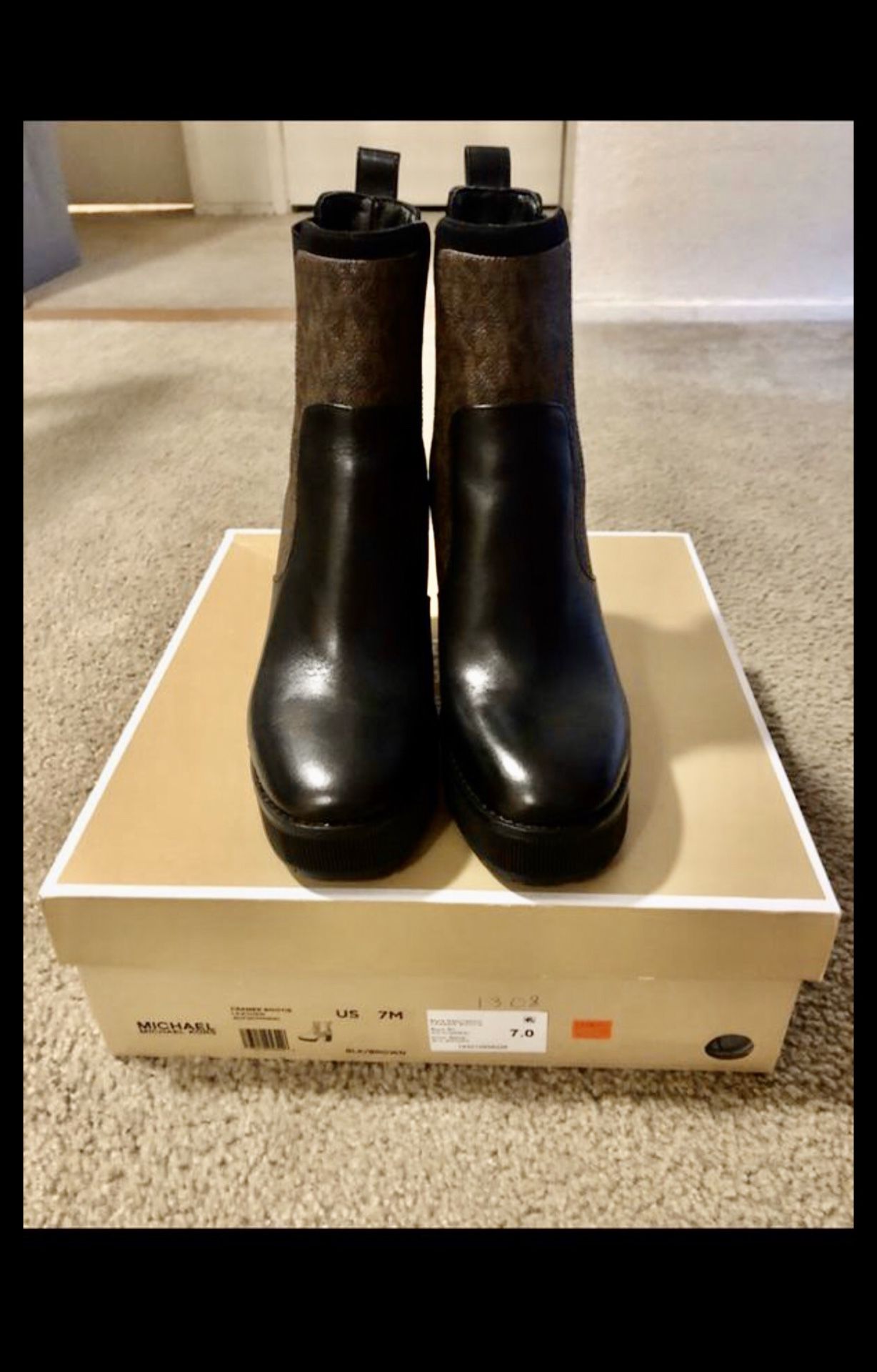 Women Michael Kors leather boots Size 7 womens
