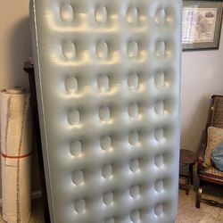 Aero Twin Size Air Mattress, With Pump.  Excellent Condition