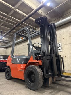 TOYOTA Diesel Forklift 5500 lb, 3 Stage, Pneumatic Tires