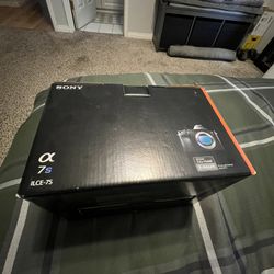 Sony a7S Mirrorless Camera w/lens