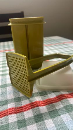 Tupperware pickle container