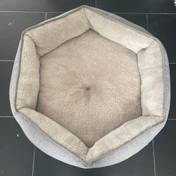 Dog Bed (hardly Used) For Medium Dogs Or Puppies, (pouch Planet)