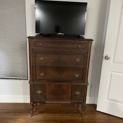 Antique 4 Drawers Dresser On Wheels