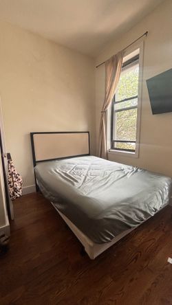 Bed - Bedframe, headboard, and boxspring
