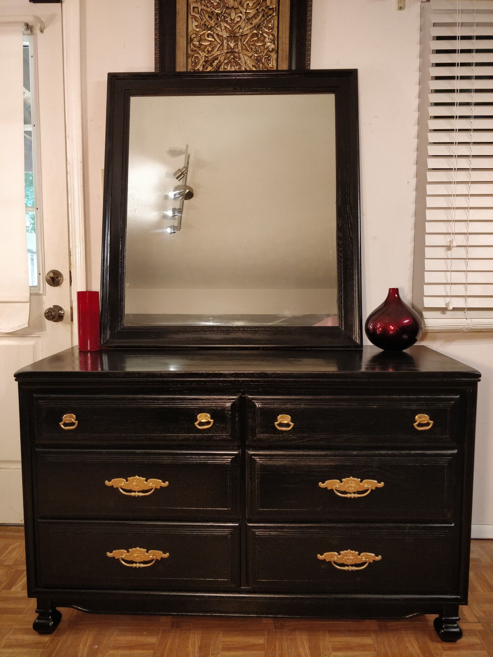Like new solid wood dresser with mirror in very good condition, all drawers sliding smoothly, pet free smoke free. L48"*W19"*H30.5"