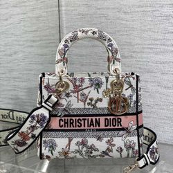 A fashionable and casual bag