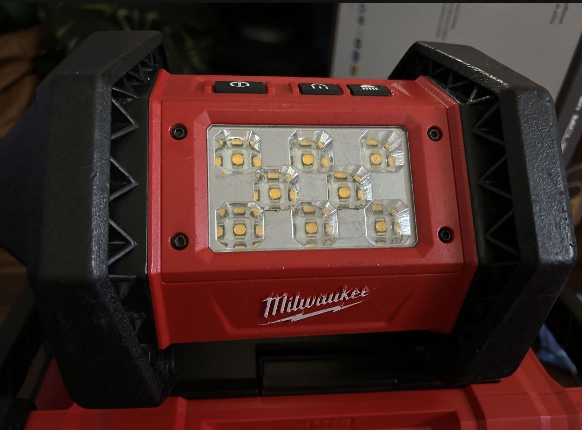 Milwaukee M18 Flood Light
