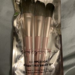 MAKE-UP BRUSHES