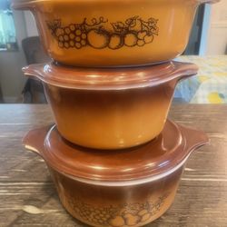Set Of 3 Pyrex Covered Casserole Dishes s