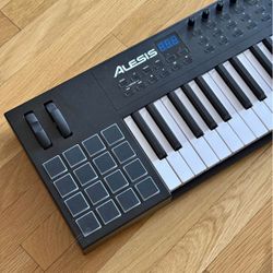 Alesis VI61 - MIDI keyboard
