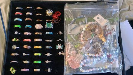 Fashion rings and scrap jewelry lot