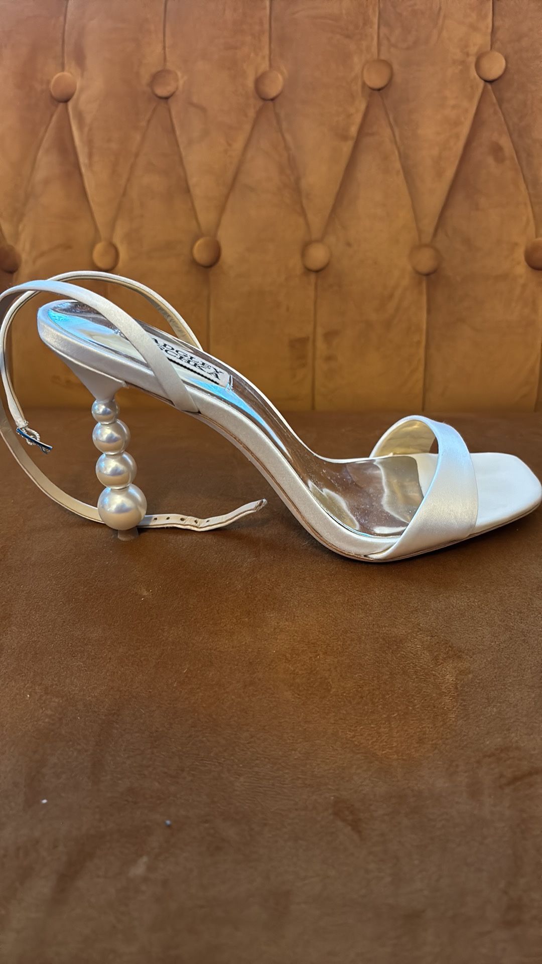 Badgley Mischka Ivette satin white size 7 1/2 new