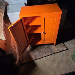 gabinete de almacenamiento pequeño de metal color naranja