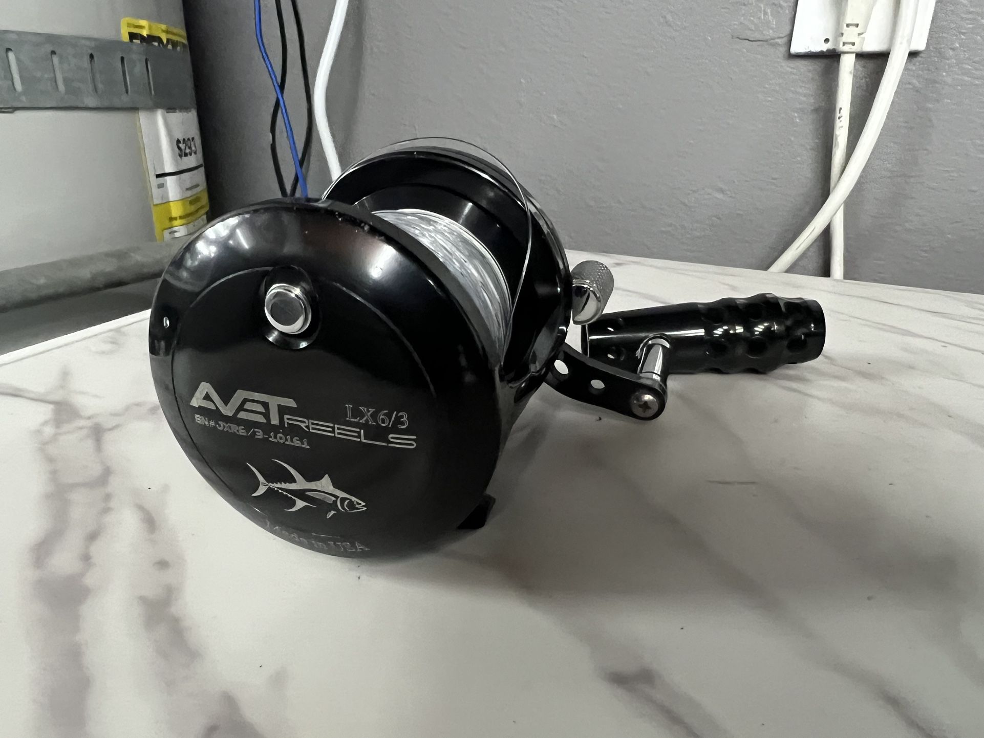 Avet LX 6/3 2-Speed Black w/T-Bar Power Handle