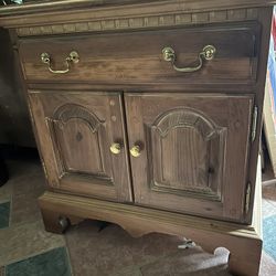 Beautiful Solid Wood End Table Made By Thomasville Furniture 