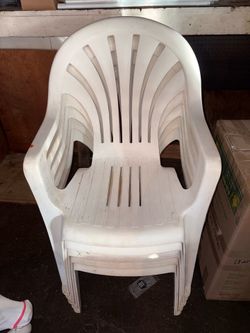 6 white plastic stackable armrest garden chair.