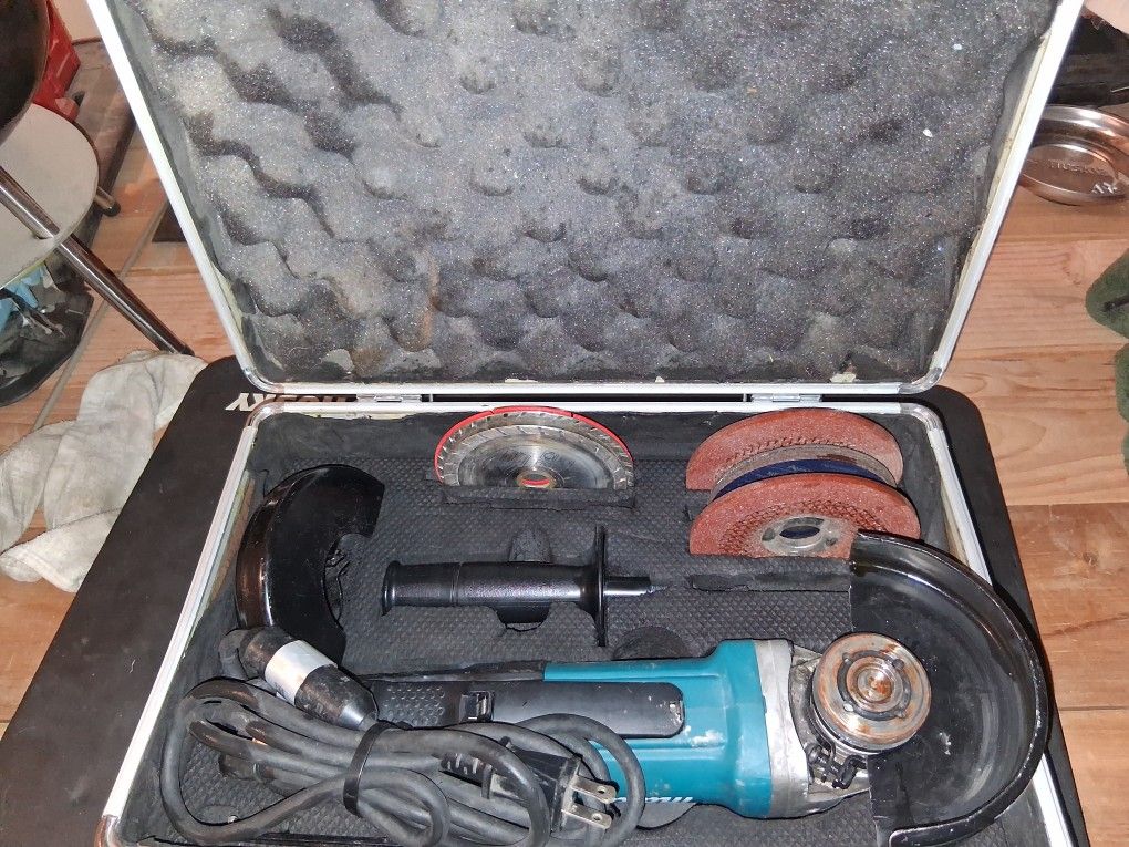 MAKITA 13Amp 4-1/2" Angle Grinder w/ Locking Paddle Switch